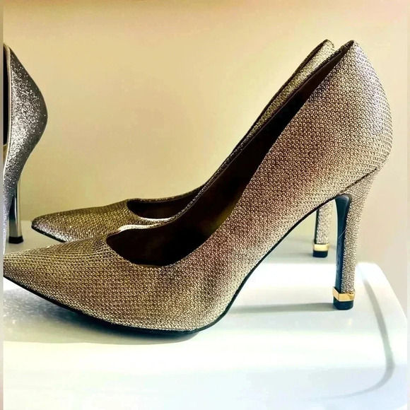 GUESS GOLDEN PUMPS SIZE 7 1/2 LIKE NEW WOMENS - Picture 1 of 14